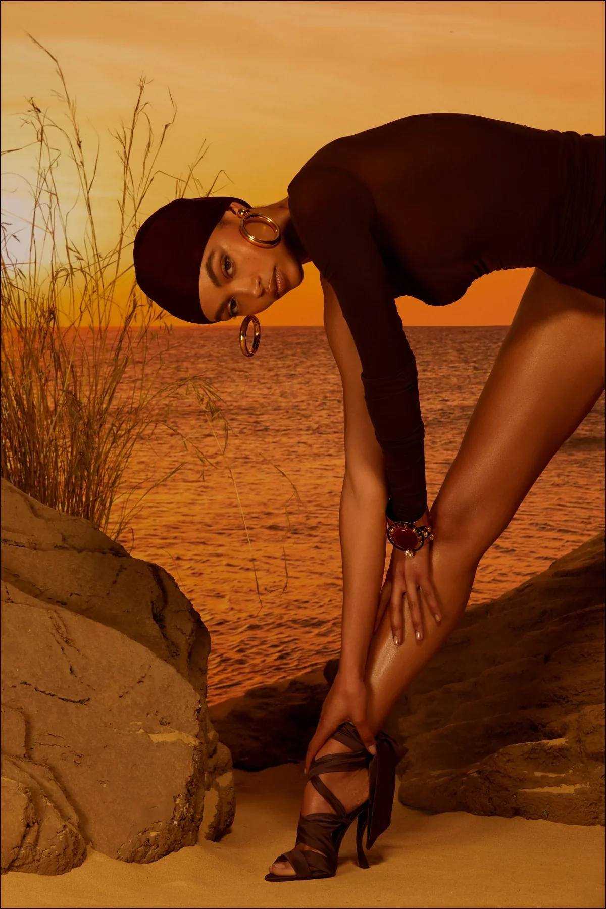 Larroudé x Nicolò B.: Sandália Dani Cetim Marrom - Image 2
