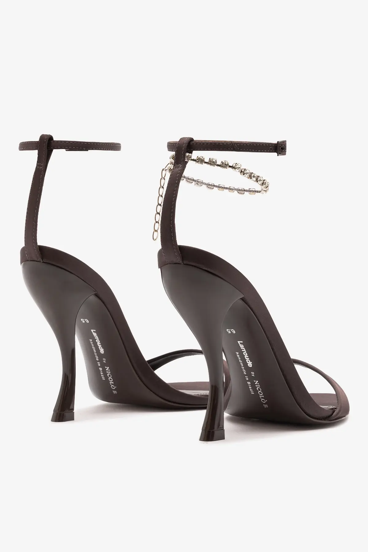 Larroudé x Nicolò B.: Sandália Nana Cetim Marrom - Image 7