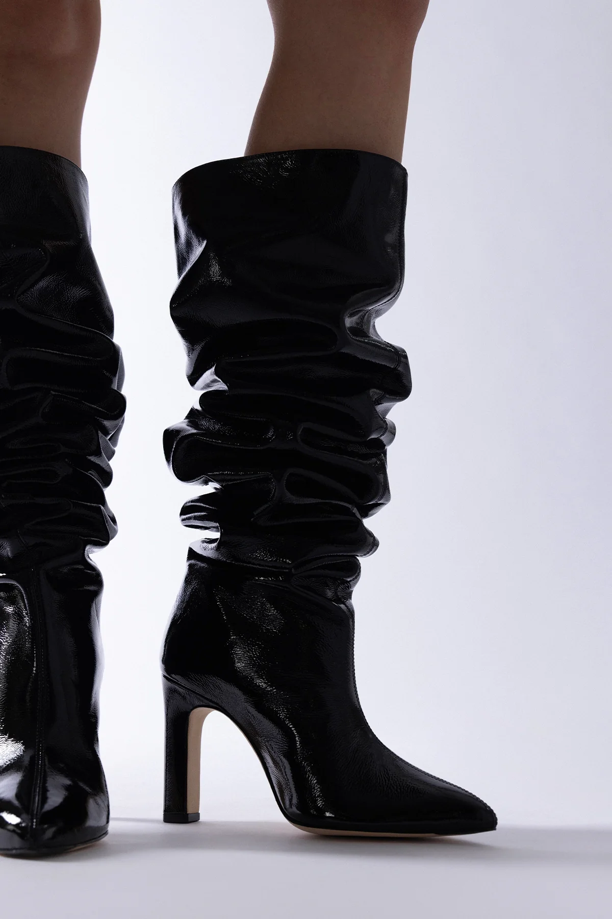 Bota Slouch Cindy Couro Verniz Preto - Image 2